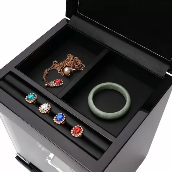 Close-up of lockable lid mechanism on Roroos black automatic watch winder case