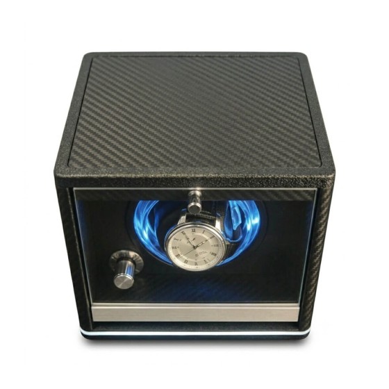 Remonteur de montre en carbone vu du dessus – la porte vitrée ouverte révèle l’écrin rotatif LED et le coussin en mousse à mémoire de forme