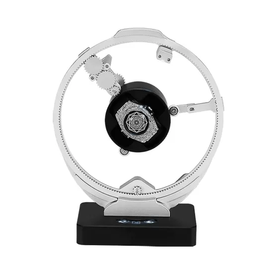 Roroos Planetary Gear Orbital Watch Winder Silber mit eingesetzter Automatikuhr – seitliche Schrägansicht