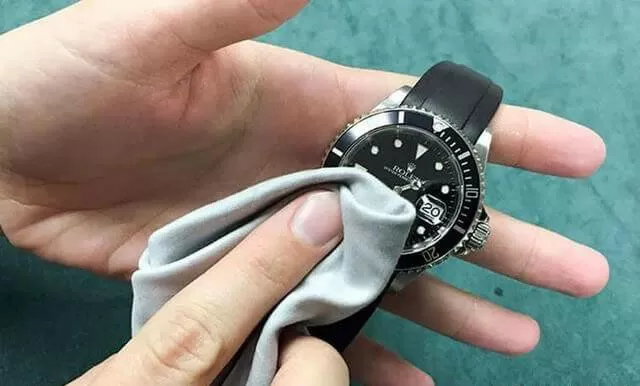 Properly clean the watch