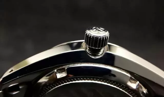 screw-in crown