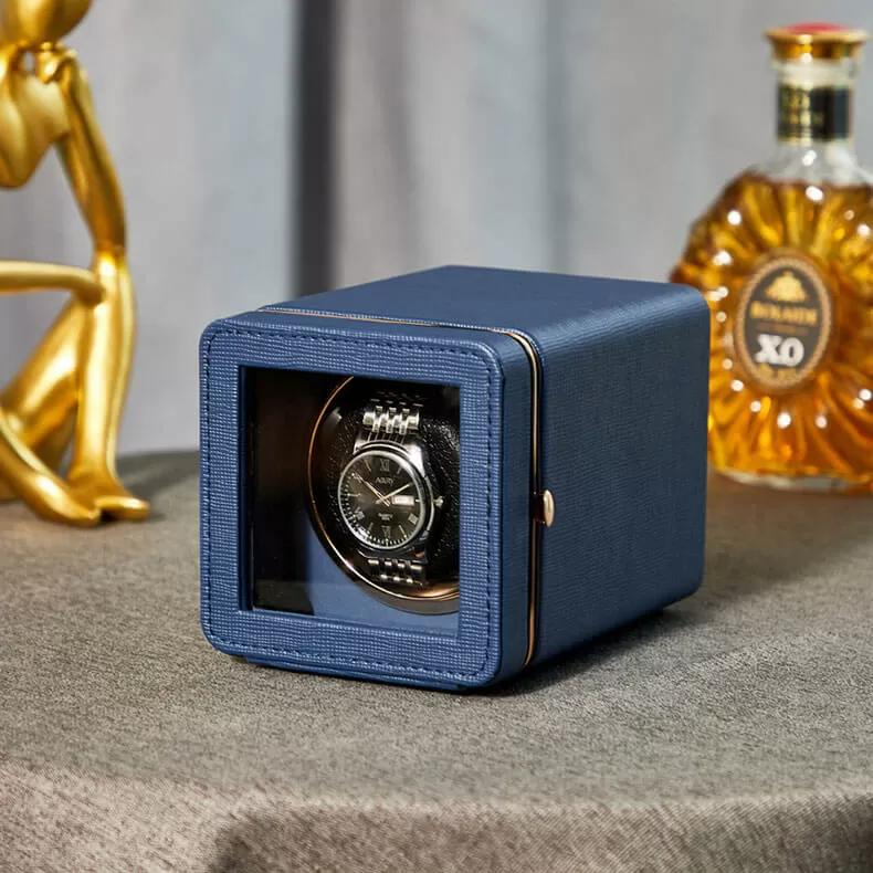 Nahaufnahme einer Phantom Blue Leder-Uhrenbewegerbox für eine einzelne automatische Uhr mit einer luxuriösen mechanischen Uhr in einem transparenten Sichtfenster
